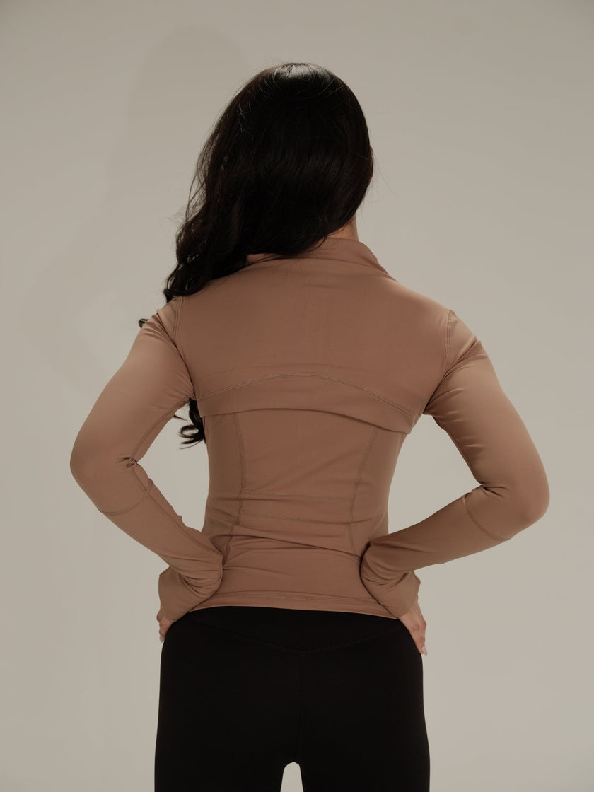 Chaqueta deportiva con detalles - Café claro - ELEMÉ BRAND CO. - Top - “Envío a toda Colombia” “Compra segura en línea” “Tienda de ropa en línea”