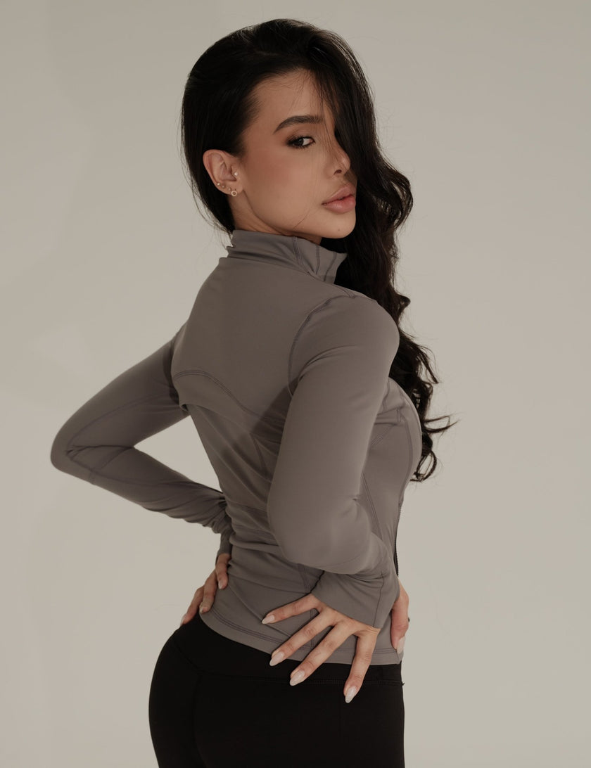 Chaqueta deportiva con detalles - Gris - ELEMÉ BRAND CO. - Top - “Envío a toda Colombia” “Compra segura en línea” “Tienda de ropa en línea”