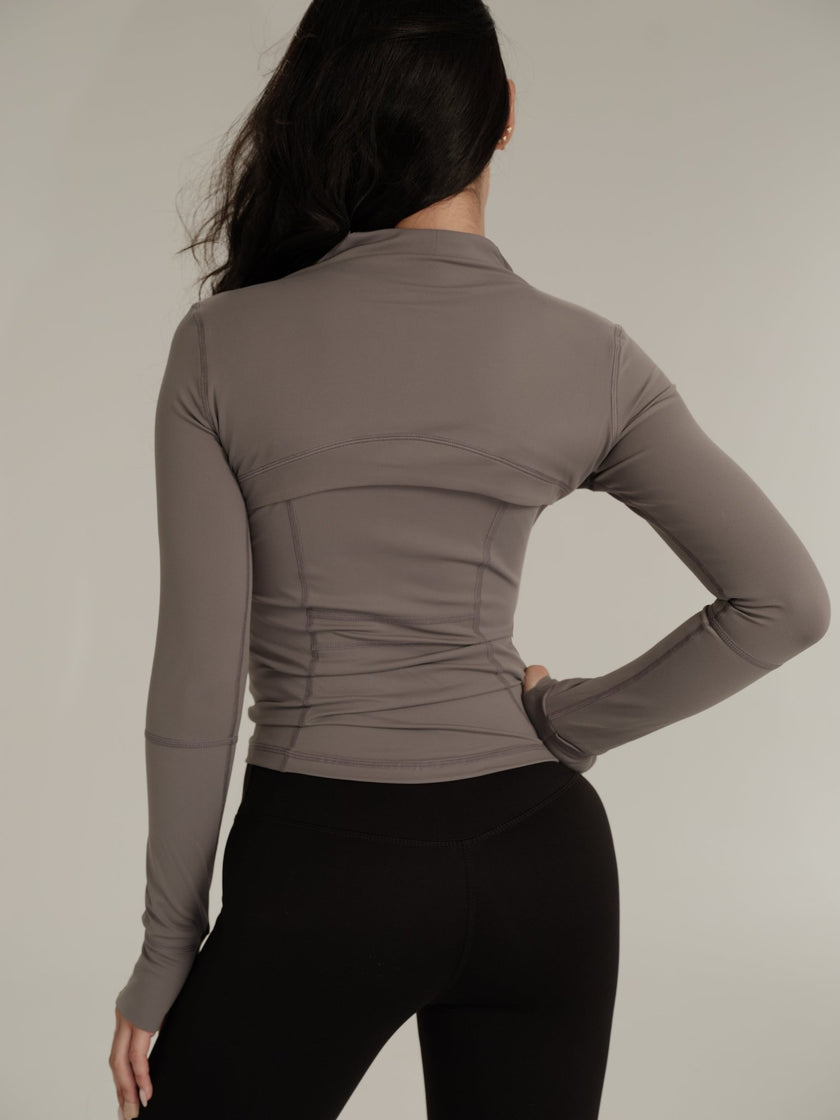 Chaqueta deportiva con detalles - Gris - ELEMÉ BRAND CO. - Top - “Envío a toda Colombia” “Compra segura en línea” “Tienda de ropa en línea”