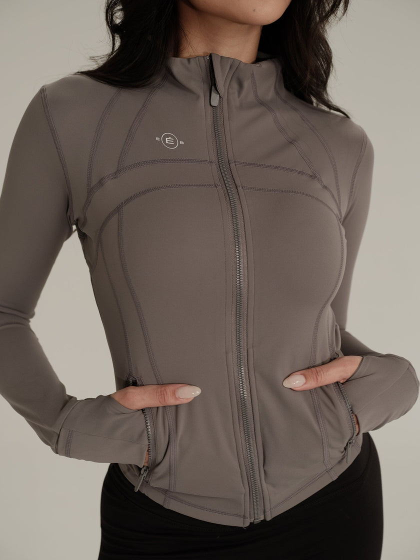 Chaqueta deportiva con detalles - Gris - ELEMÉ BRAND CO. - Top - “Envío a toda Colombia” “Compra segura en línea” “Tienda de ropa en línea”