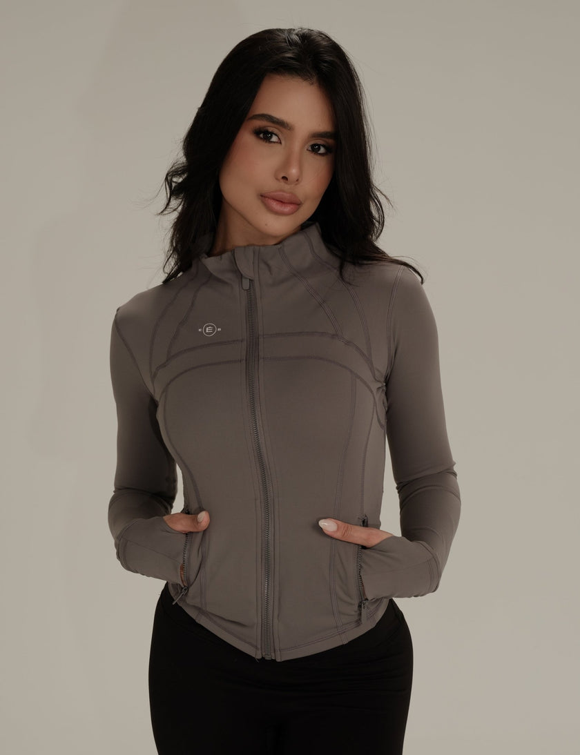 Chaqueta deportiva con detalles - Gris - ELEMÉ BRAND CO. - Top - “Envío a toda Colombia” “Compra segura en línea” “Tienda de ropa en línea”